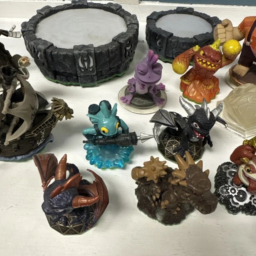 Activision SKYLANDERS + Disney Infinity huge 17 Pc‎ Figures lot + 2 portals